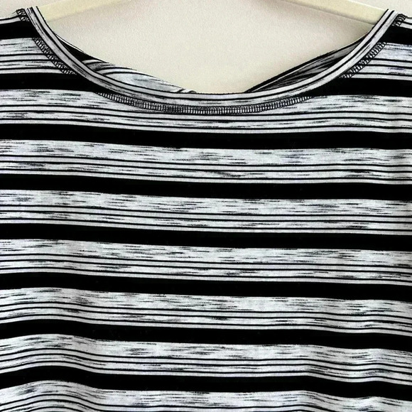 T by Talbots Black & White Striped Heathered Short Sleeve Tee Twist Keyhole Back - Picture 6 of 16